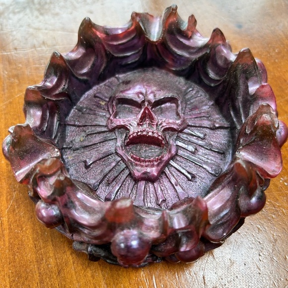 Gothic Skull Art Piece - Purple - ashtray - resin- handcrafted- new - Picture 2 of 9